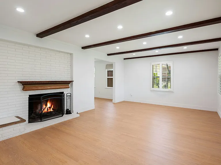 3409 Palos Verdes Dr N — Photo 2