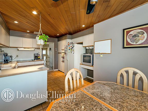3rd image of 211 Lagoon Dr W