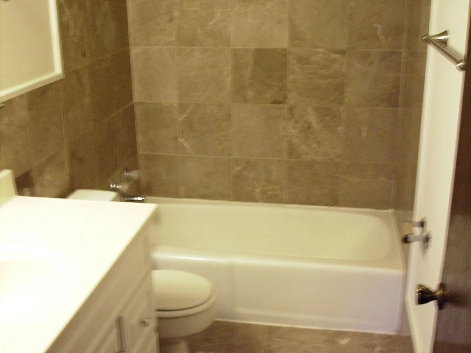 3 bed, 1.5 bath, 1900 sqft, $2,195 — Photo 2