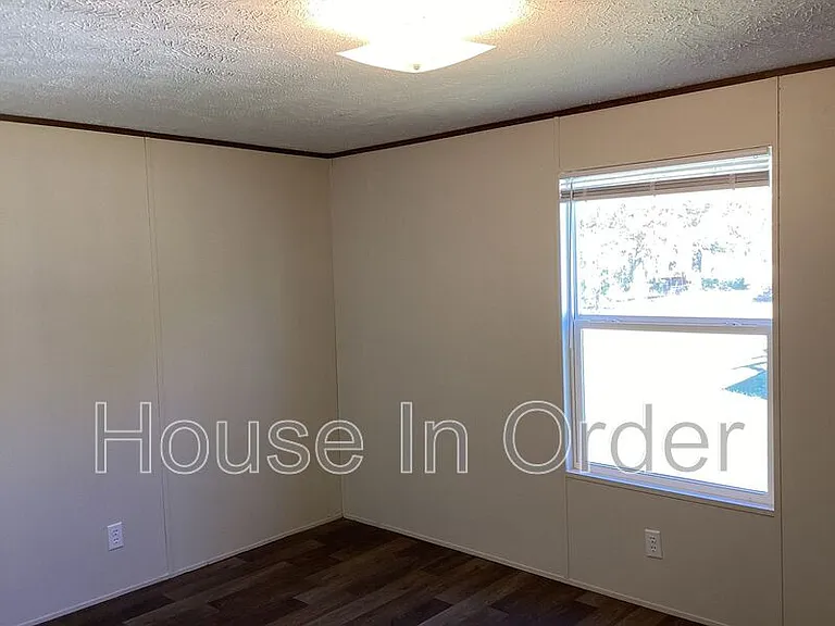 109 Shamrock Park Dr — Photo 3