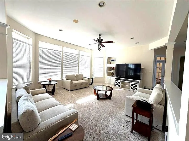 5 bed, 4.5 bath, 6124 sqft, $5,950 — Photo 3