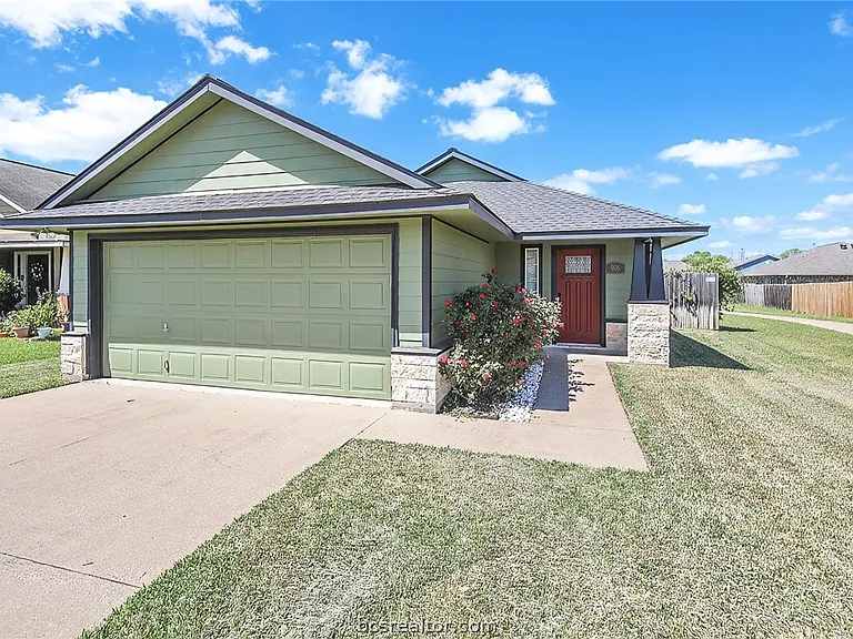 916 Crested Point Dr — Photo 2