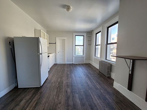 4th image of 669 Grand St #3RR