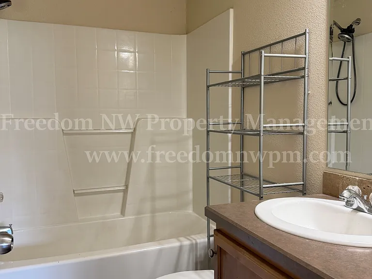 1411 SE Fireweed Rd — Photo 8