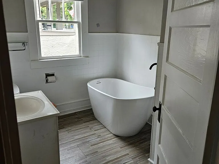 418 Newport Ave — Photo 8