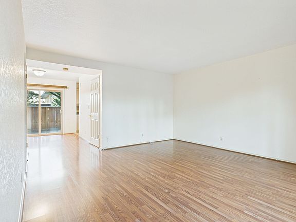 4th image of 140 Cypress Grove Ct