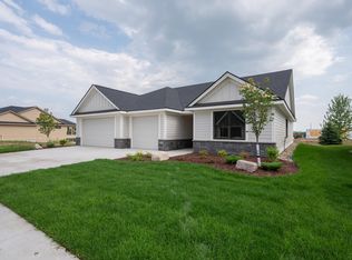 2704 Bentley Dr SW, Rochester, MN 55902