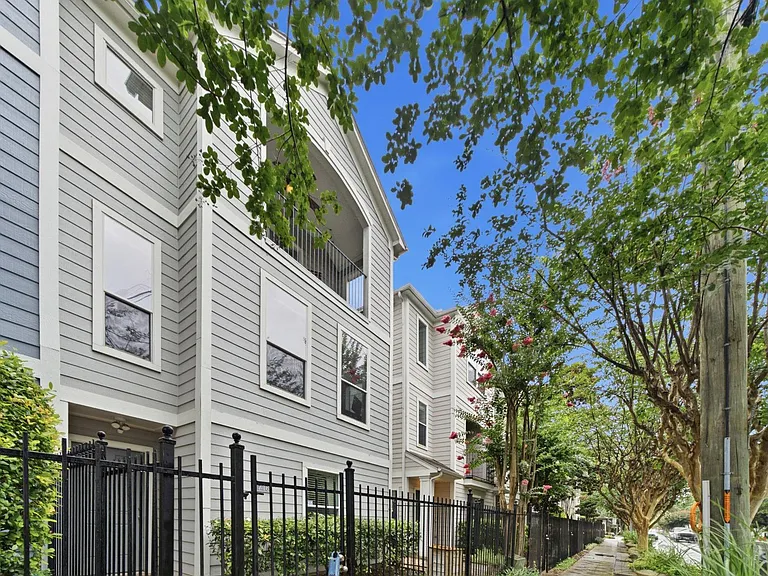 1716 Elgin St — Photo 4