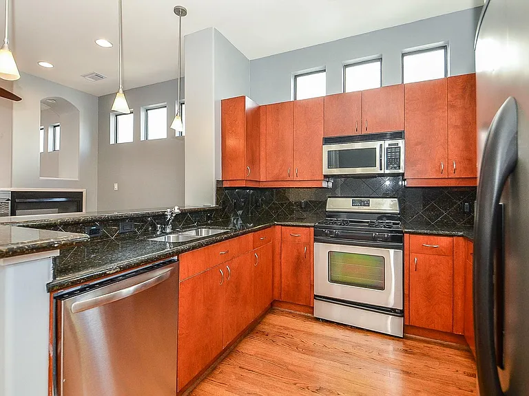 408 Parker St — Photo 8