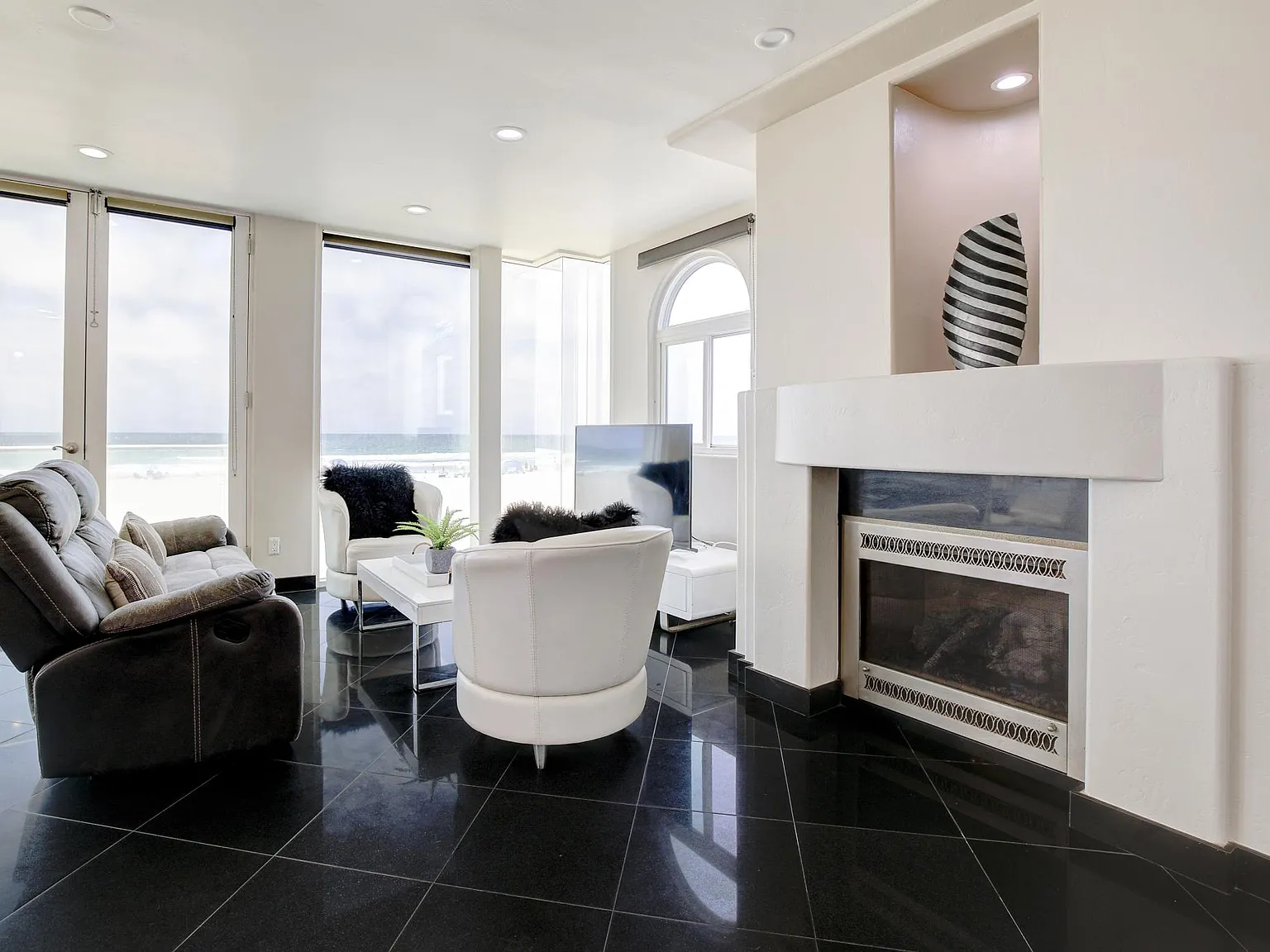 2911 Ocean Front Walk — Photo 3