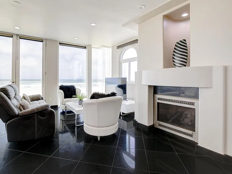 2911 Ocean Front Walk — Photo 3