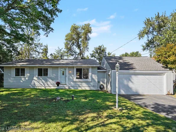 9222 Riverside Dr, Brighton, MI 48116