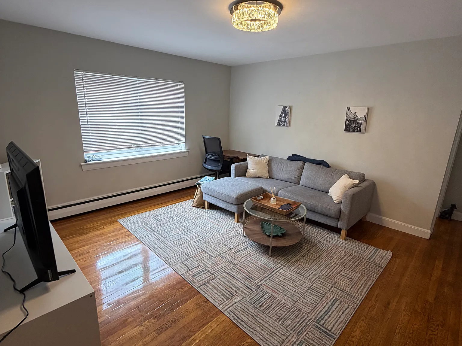 2 bed, 700 sqft, $3,100 — Photo 1