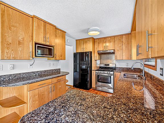 4th image of 233 Sitka St