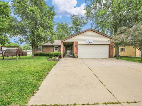 210 N Prospect Ave, Savoy, IL 61874