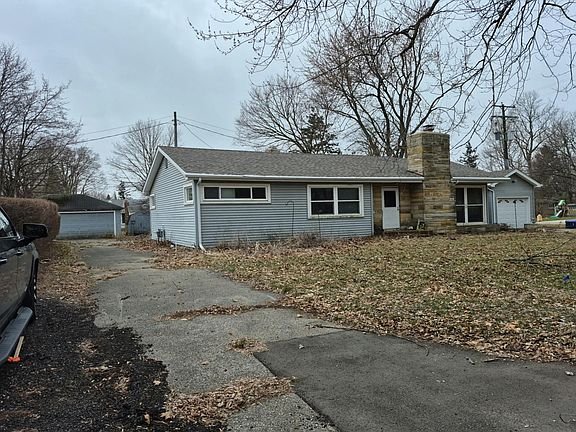 3rd image of 111 Oak St