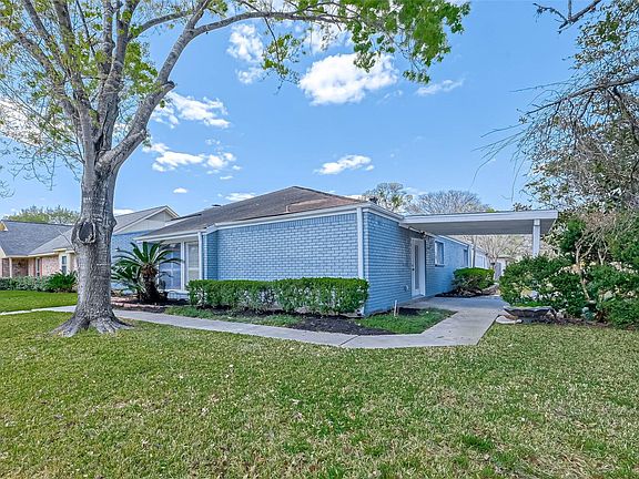 3rd image of 1700 Hawthorn Dr