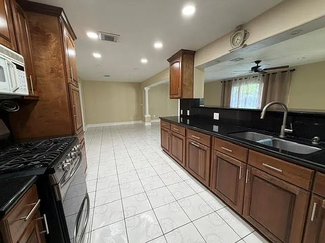 402 Dunwick Ln — Photo 8