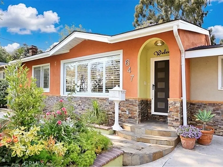 647 W Montecito Ave — Photo 2
