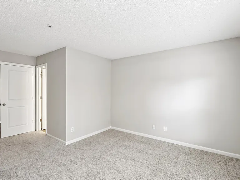 One Norman Square — Photo 44