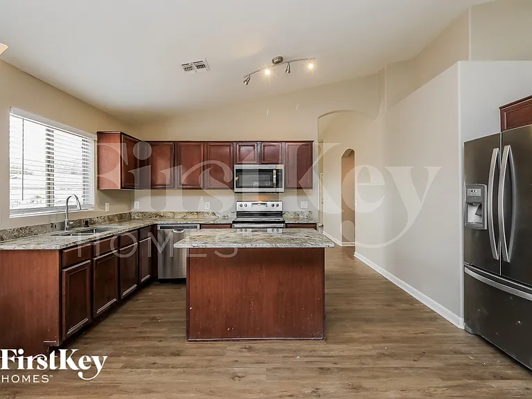 1610 E Desert Ln — Photo 7