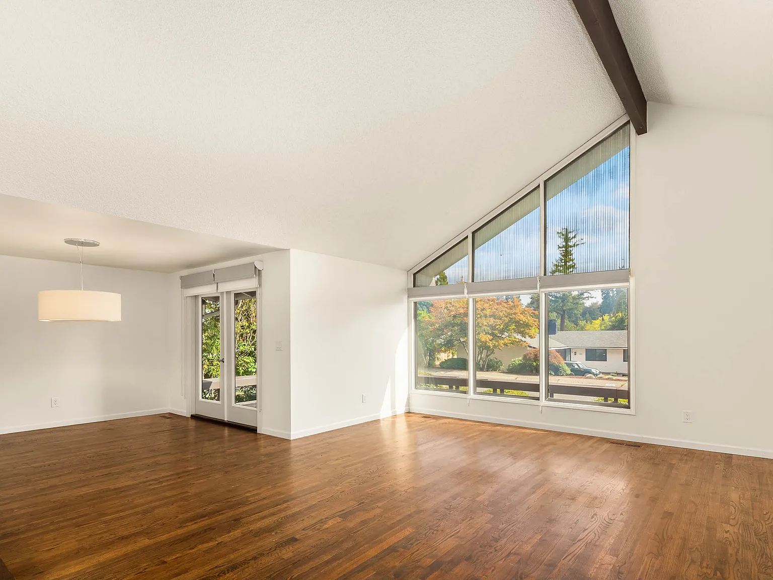 4 bed, 1930 sqft, $4,850 — Photo 2