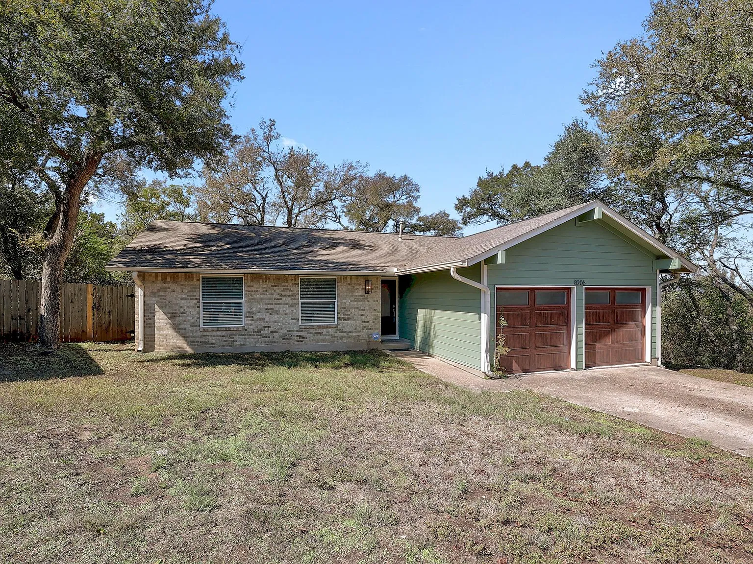 3 bed, 1.5 bath, 1010 sqft, $2,400 — Photo 2
