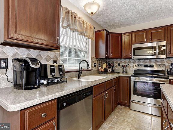 4th image of 935 Felicia Ct