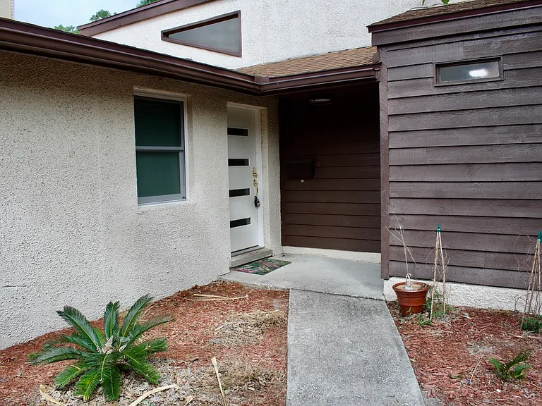 1561 Arcadia Dr — Photo 3