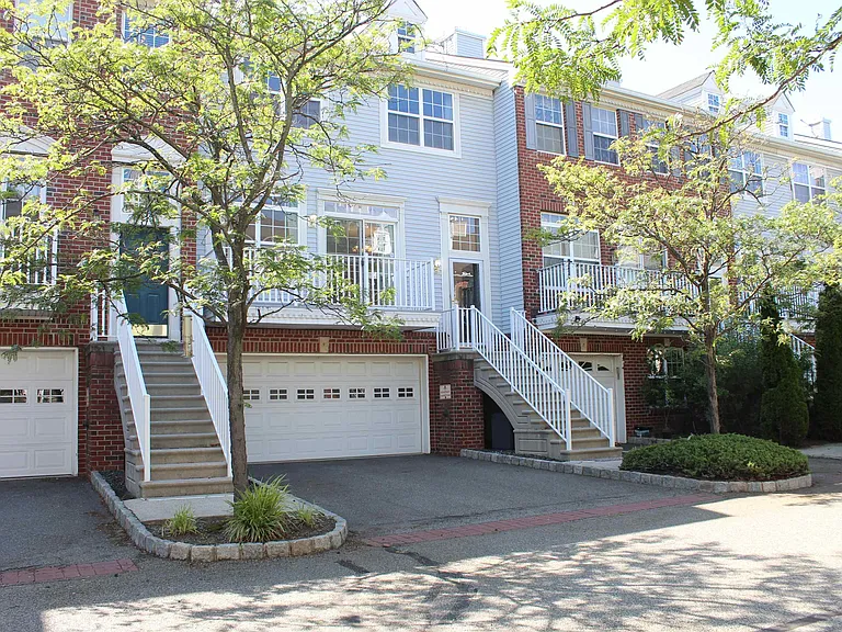 9 McMartin Ct — Photo 24