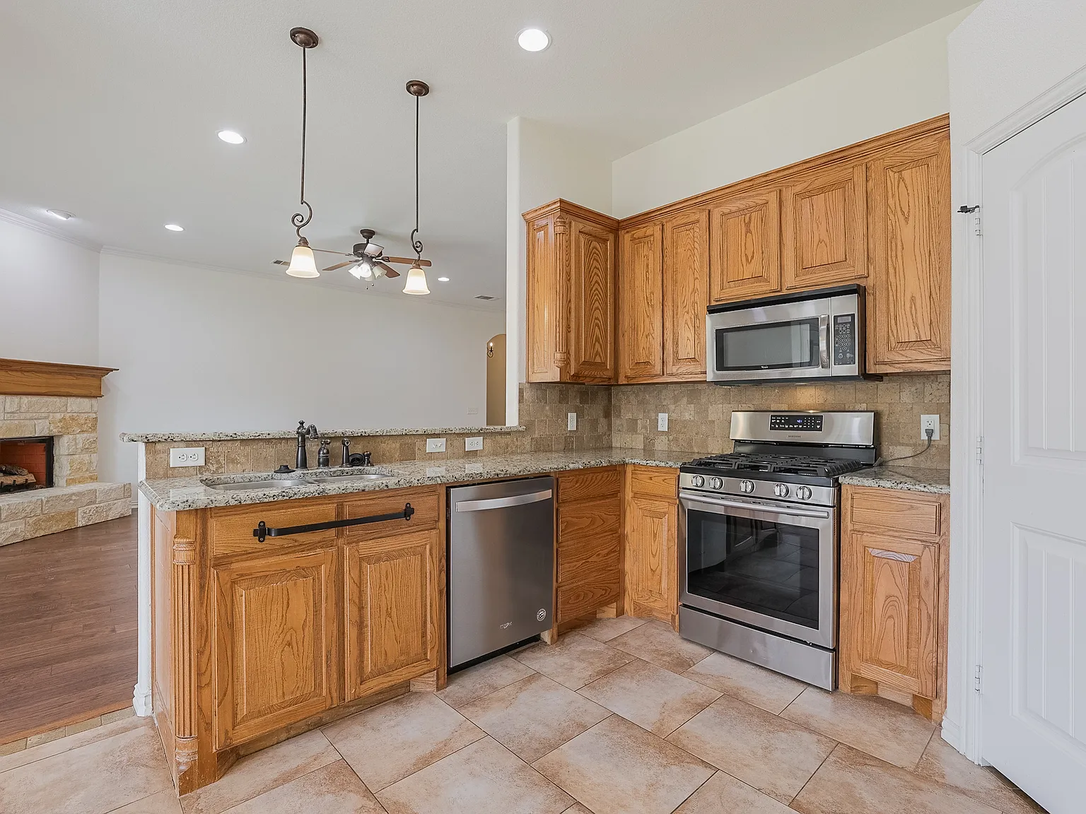 4 bed, 2093 sqft, $2,750 — Photo 2