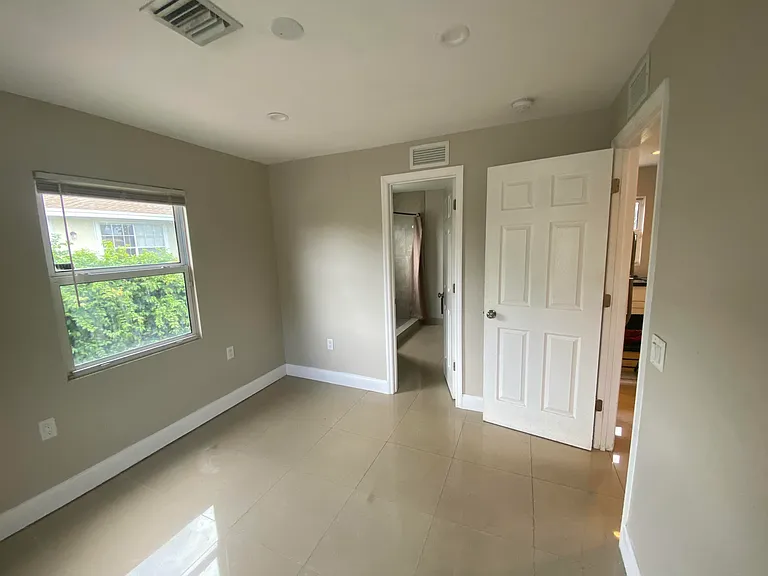 638 SW 7th Ave — Photo 11