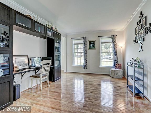 4th image of 16 Barclay Ln