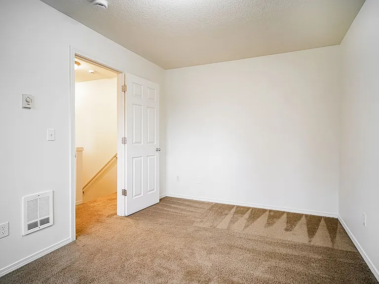 1377-01PP Stacey Lee Apartments — Photo 34