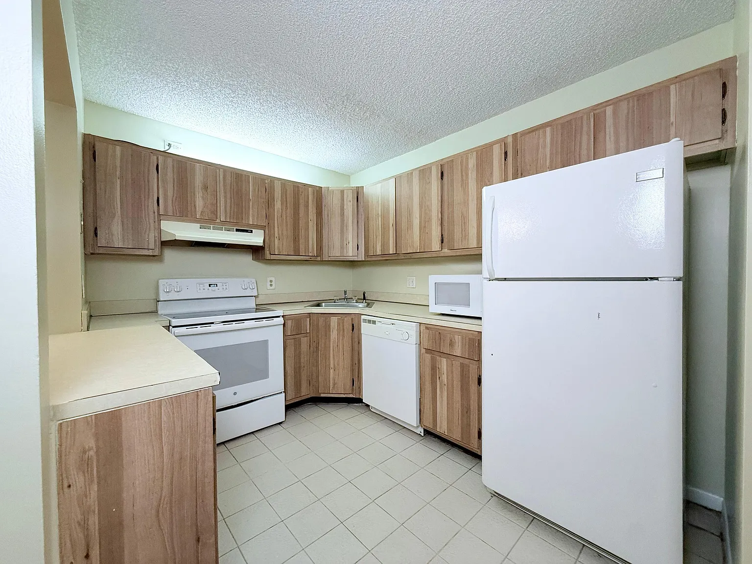 2 bed, 1.0 bath, 991 sqft, $1,895 — Photo 2