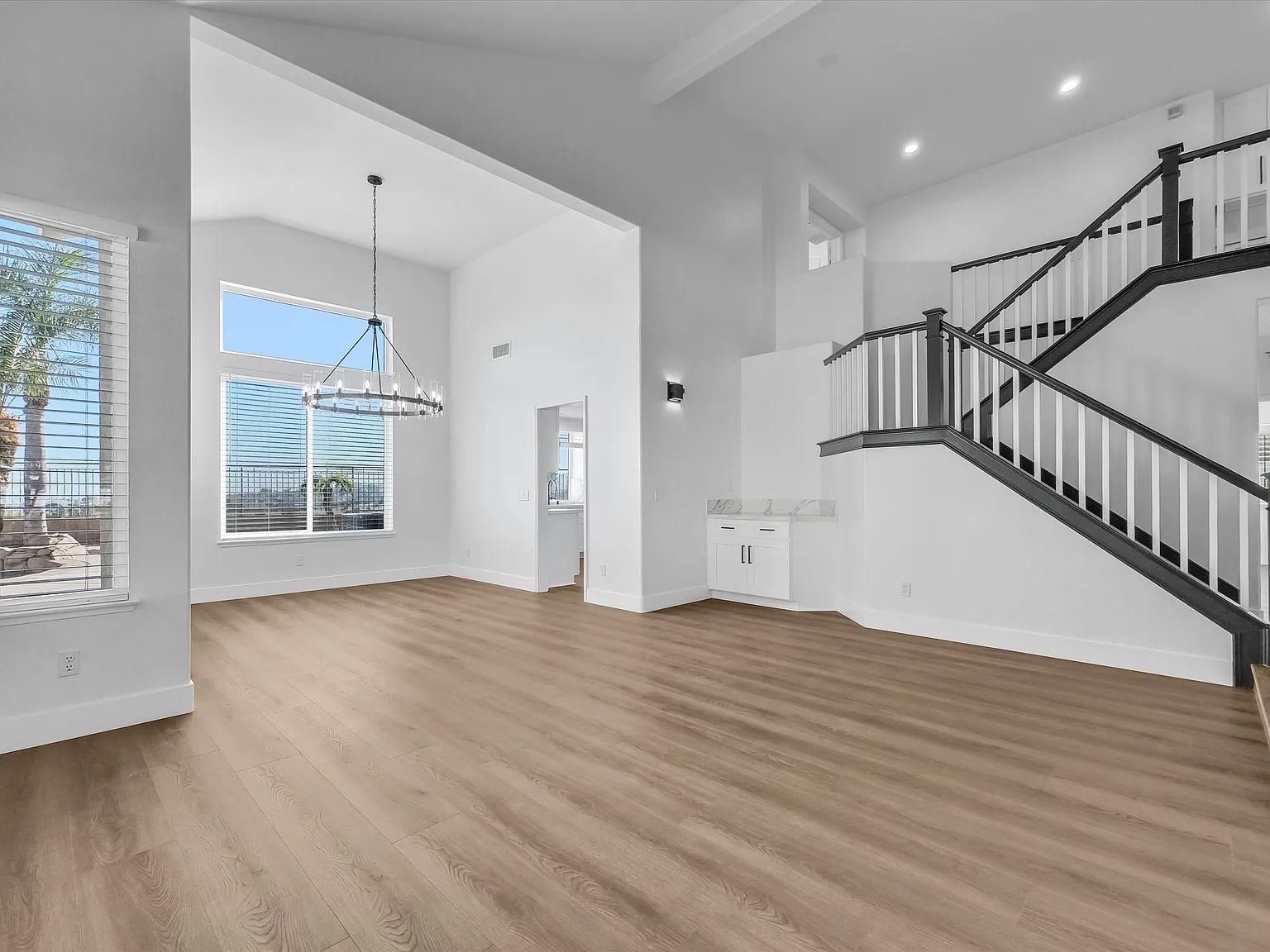 4 bed, 2600 sqft, $5,450 — Photo 2