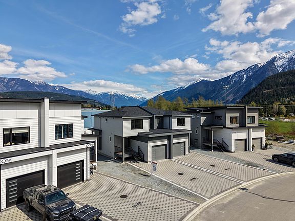 3rd image of 1005 Phare Cres