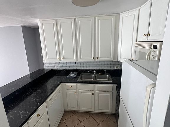 4th image of 5810 Oakwood Dr Unit 5H