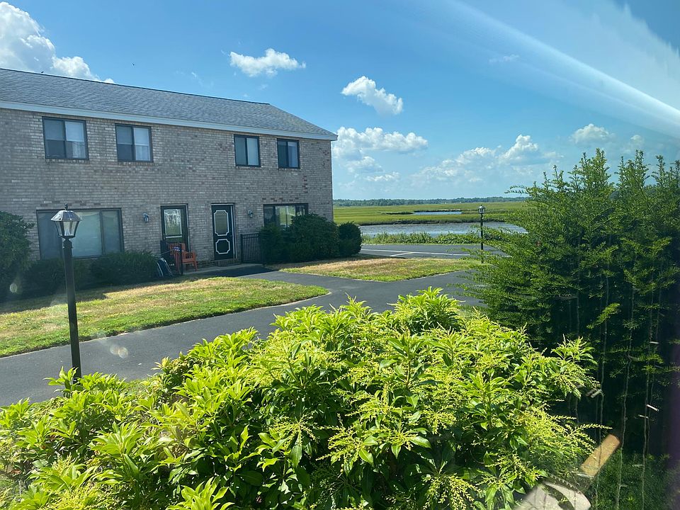 courtyard/marsh view