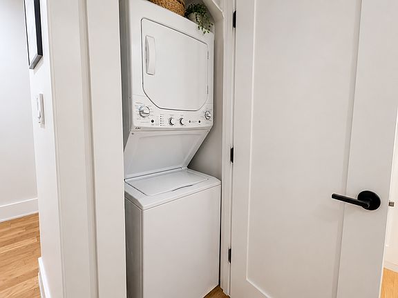 3rd image of 304 Linden St APT 3