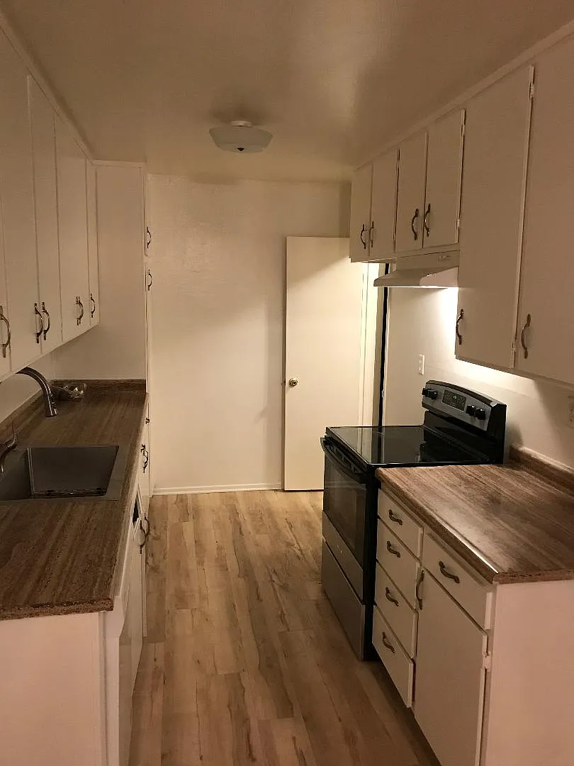 Building Photo - 100 N Doheny Dr #102