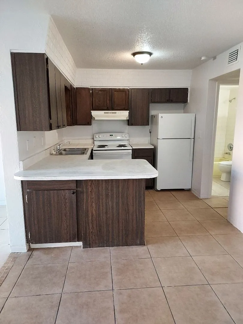 2 bedroom 1 bathroom Unit Available Now — Photo 3