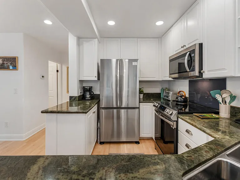 2570 Lillie Ave — Photo 15