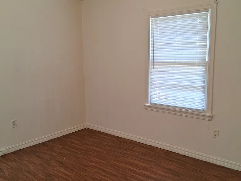 1907 NW Hoover Ave — Photo 6