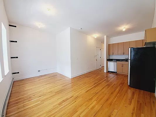 5th image of 54 Willoughby St #4