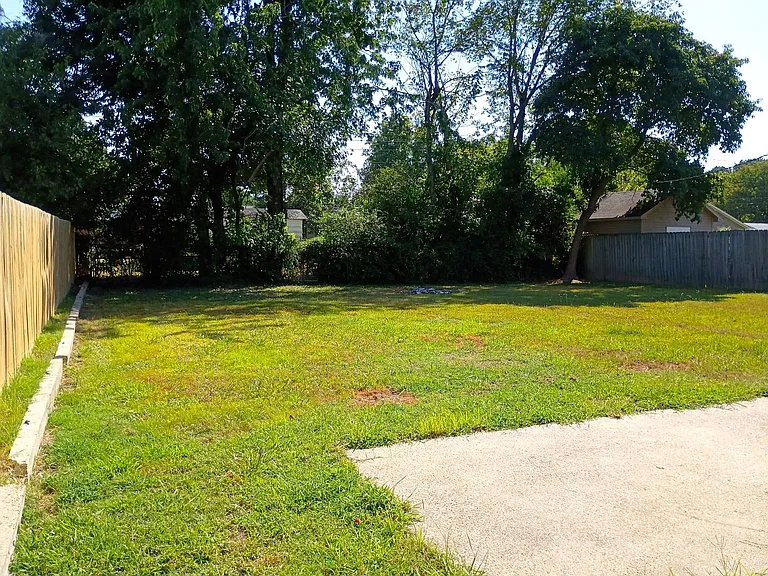 814 Kennedy St — Photo 3