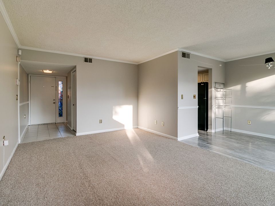 1st image of 6 Sycamore Ct
