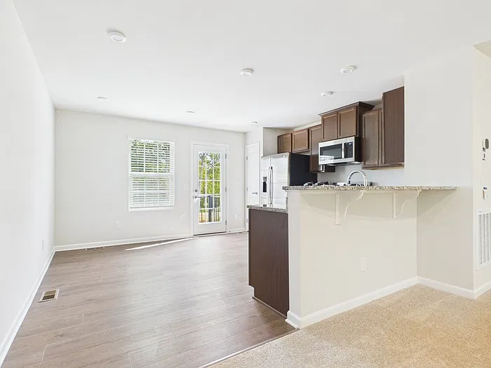 3 bed, 3.0 bath, 1420 sqft, $1,800 — Photo 4