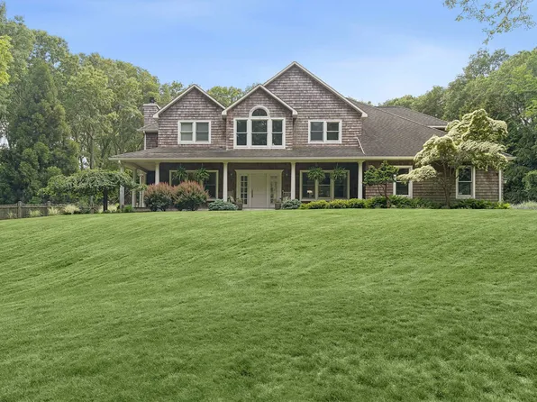 36 Channing Cross, Hampton Bays, NY 11946