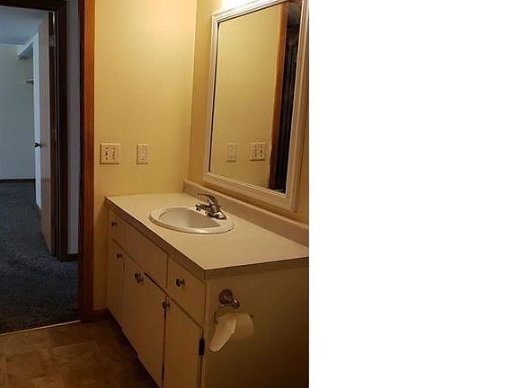 5th image of 295 Hoyt Ave E